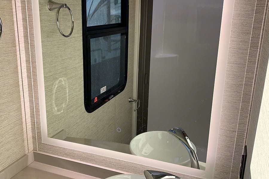 Photo 10 - 2021 Tiffin Class C Motorhome rental photo 19