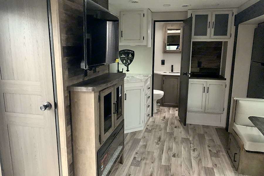 Photo 7 - 2021 Venture Rv Travel Trailer rental photo 9