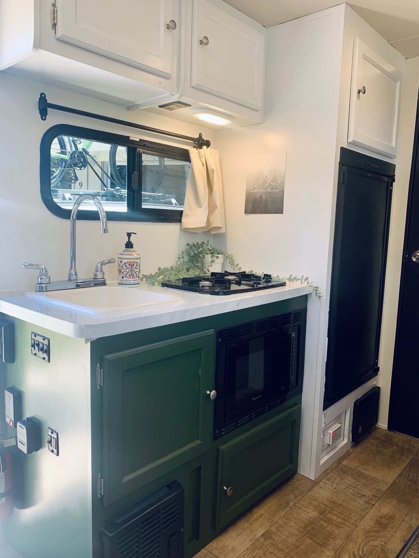 Photo 5 - 2022 Grand Design Travel Trailer rental photo 17