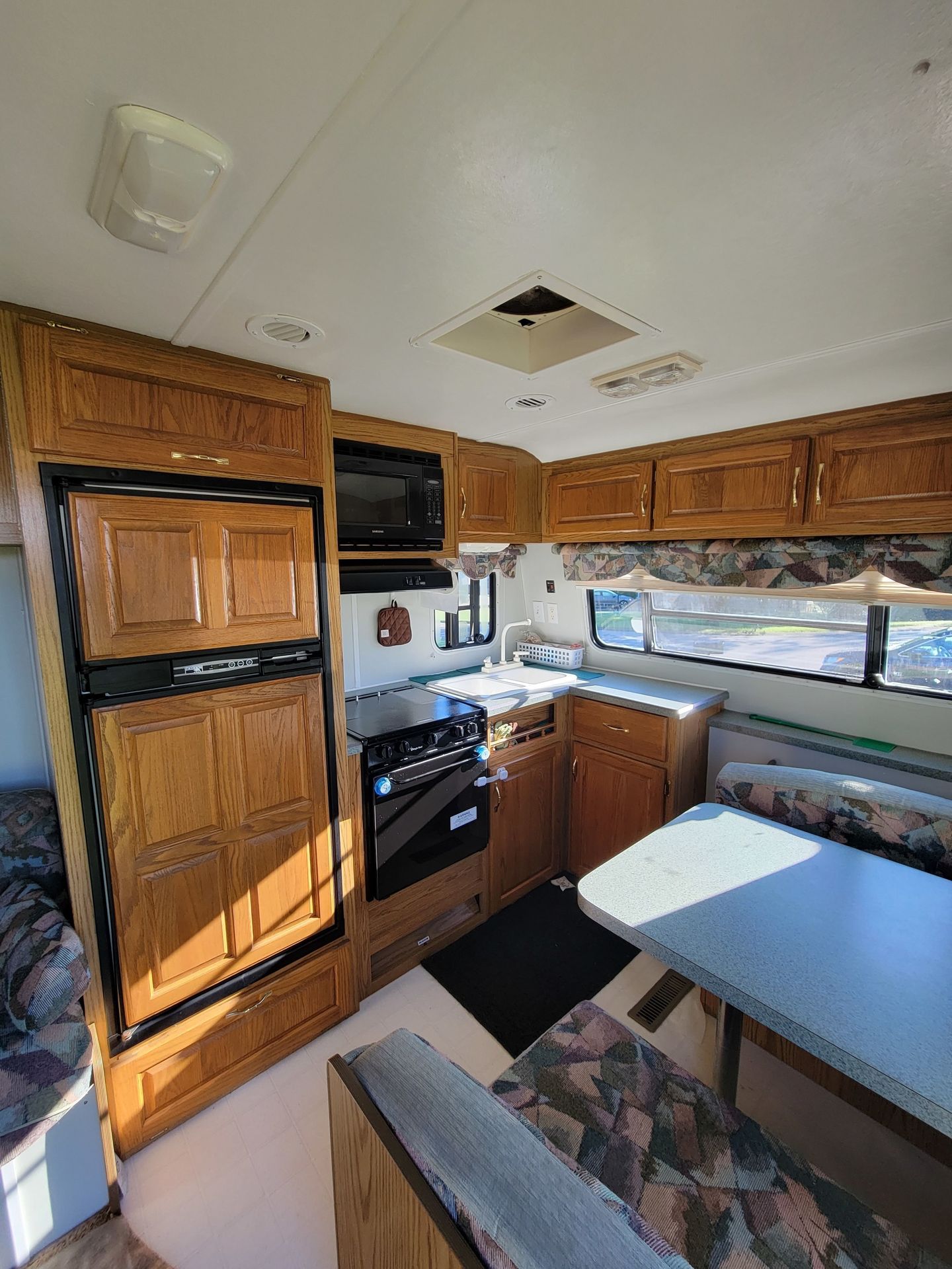 Photo 7 - 2000 Carriage Travel Trailer rental photo 9