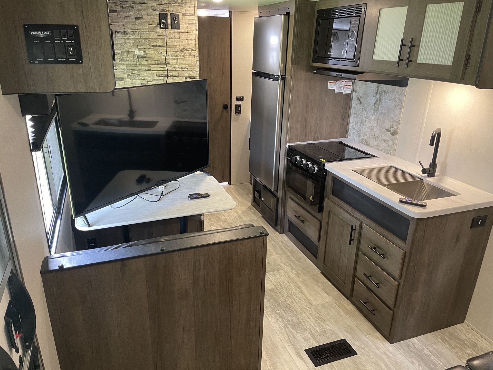 Photo 2 - 2021 Prime Time Travel Trailer rental photo 4