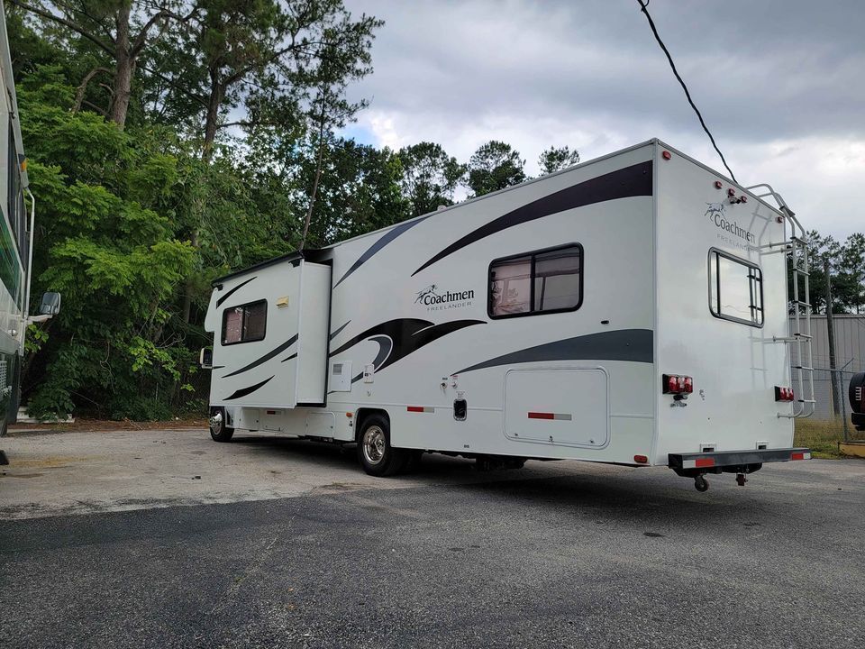 Photo 1 - 2010 Coachmen Class C Motorhome rental photo 14