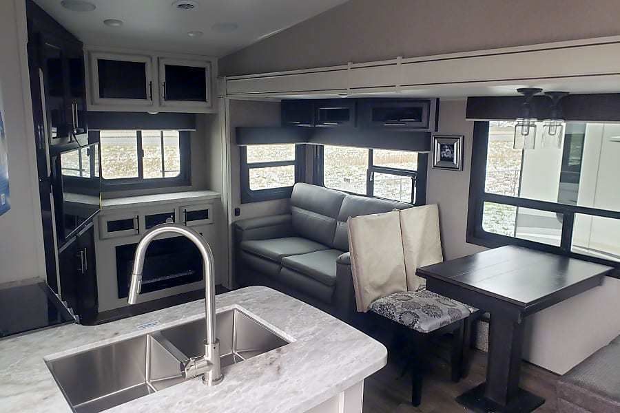 Photo 12 - 2022 Jayco Fifth Wheel rental photo 14