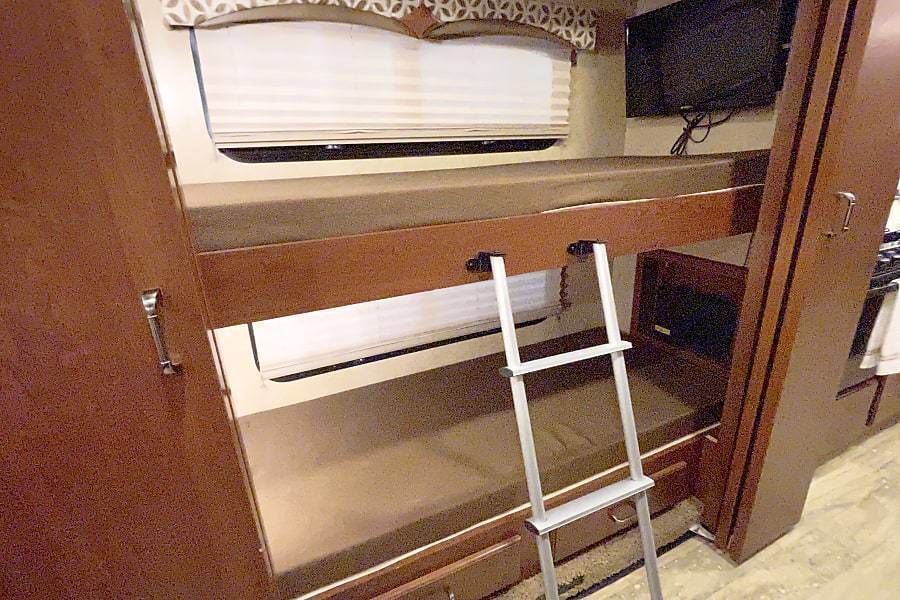 Photo 18 - 2016 Thor Motor Coach Class A Motorhome rental photo 22