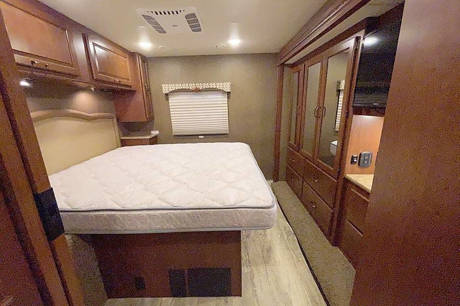 Photo 19 - 2016 Thor Motor Coach Class A Motorhome rental photo 23
