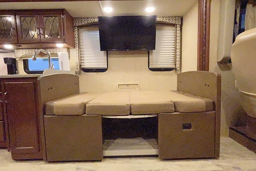 Photo 20 - 2016 Thor Motor Coach Class A Motorhome rental photo 24
