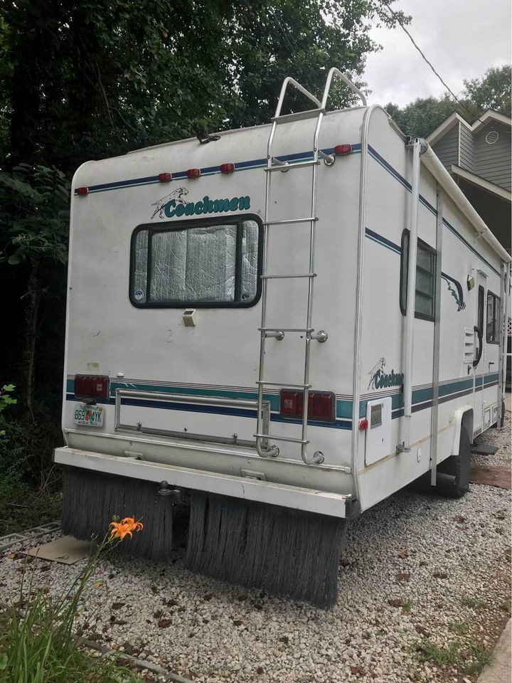 Photo 2 - 1998 Coachmen Class C Motorhome rental photo 4