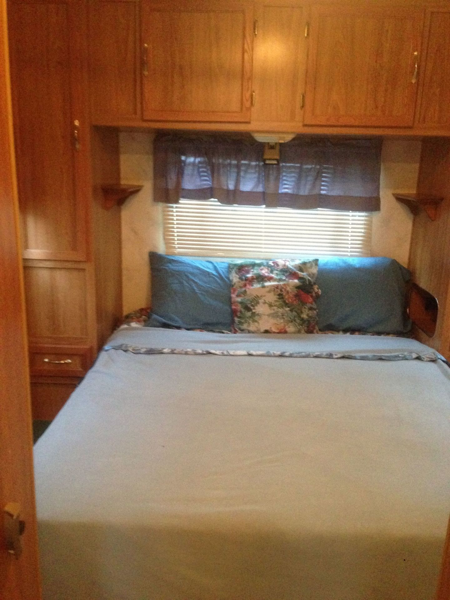Photo 3 - 1998 Coachmen Class C Motorhome rental photo 5