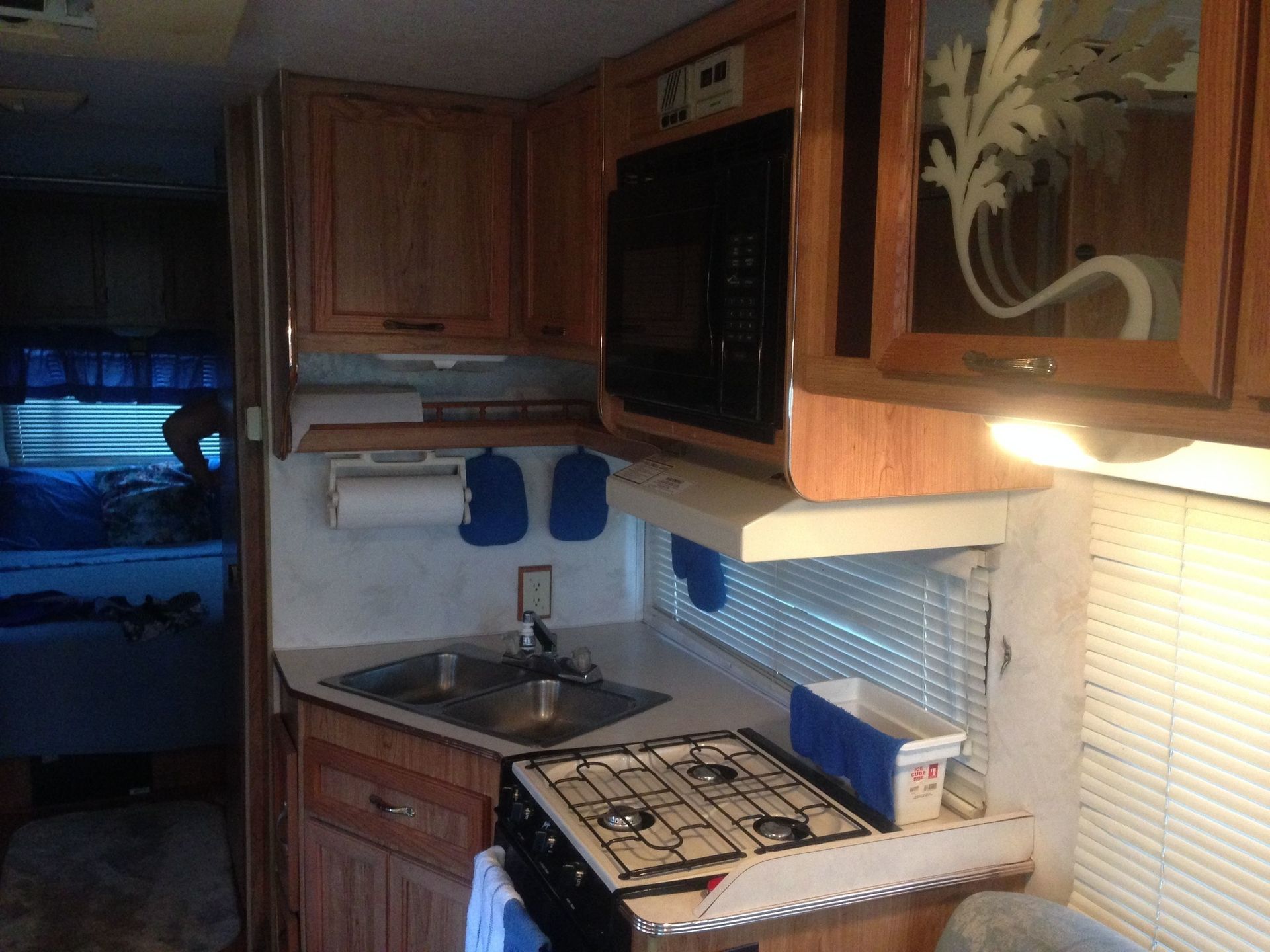 Photo 10 - 1998 Coachmen Class C Motorhome rental photo 12