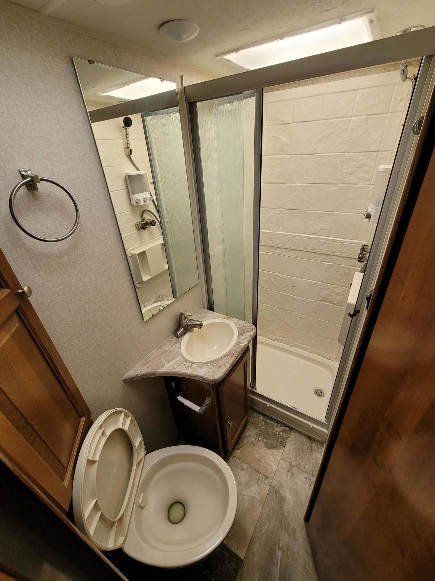 Photo 18 - 2020 Coachmen Class C Motorhome rental photo 20