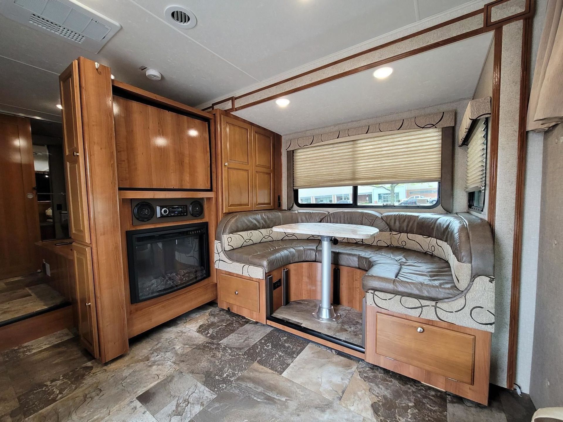 Photo 49 - 2020 Coachmen Class C Motorhome rental photo 51