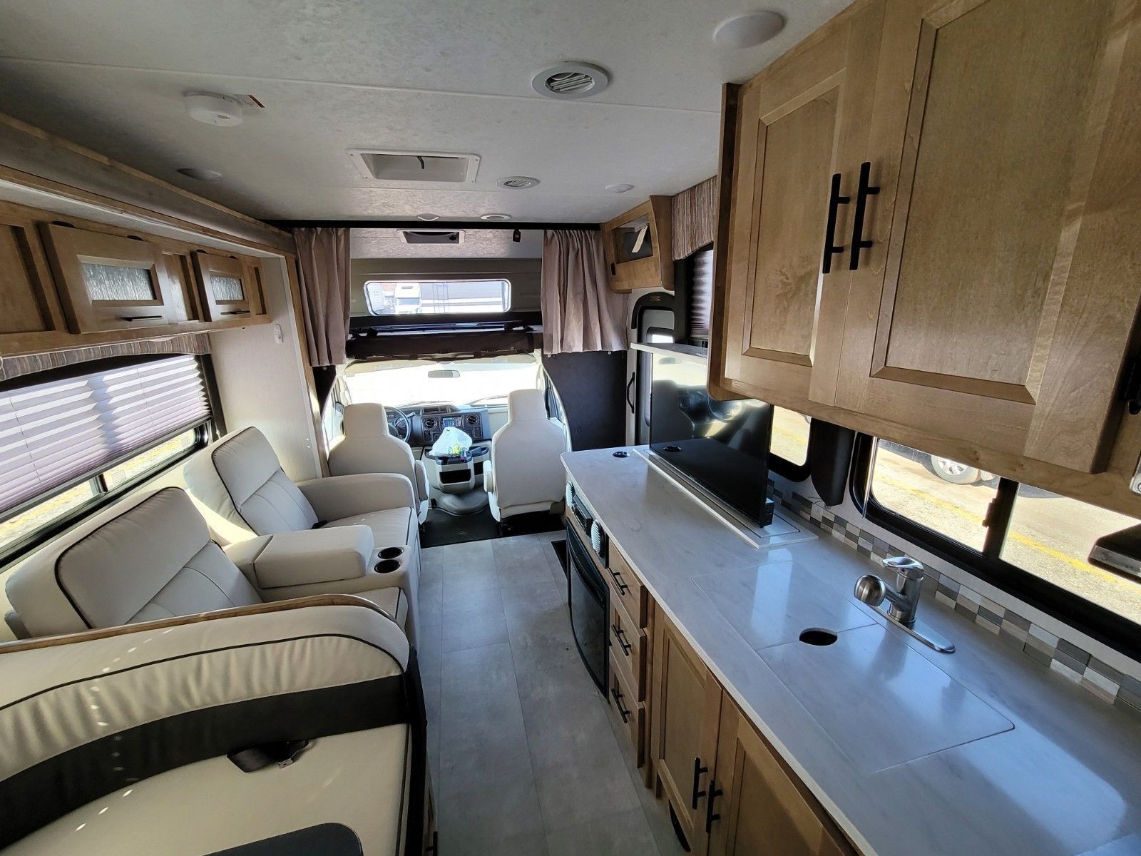 Photo 6 - 2021 Coachmen Class C Motorhome rental photo 8