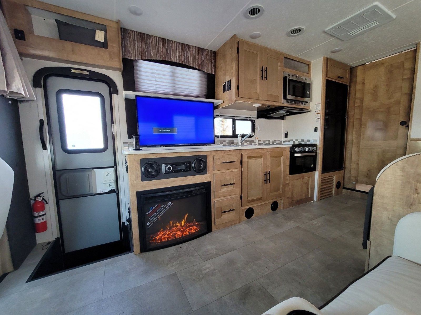 Photo 21 - 2021 Coachmen Class C Motorhome rental photo 23