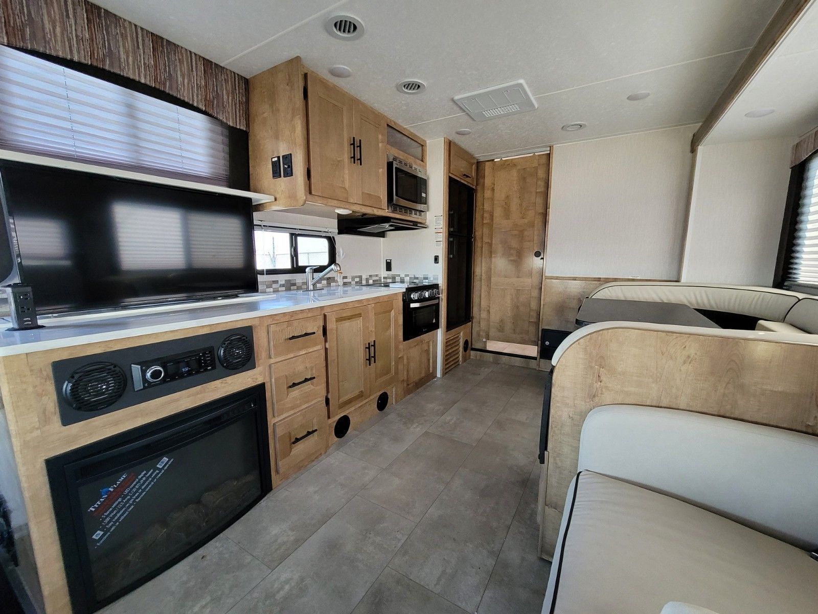 Photo 24 - 2021 Coachmen Class C Motorhome rental photo 26