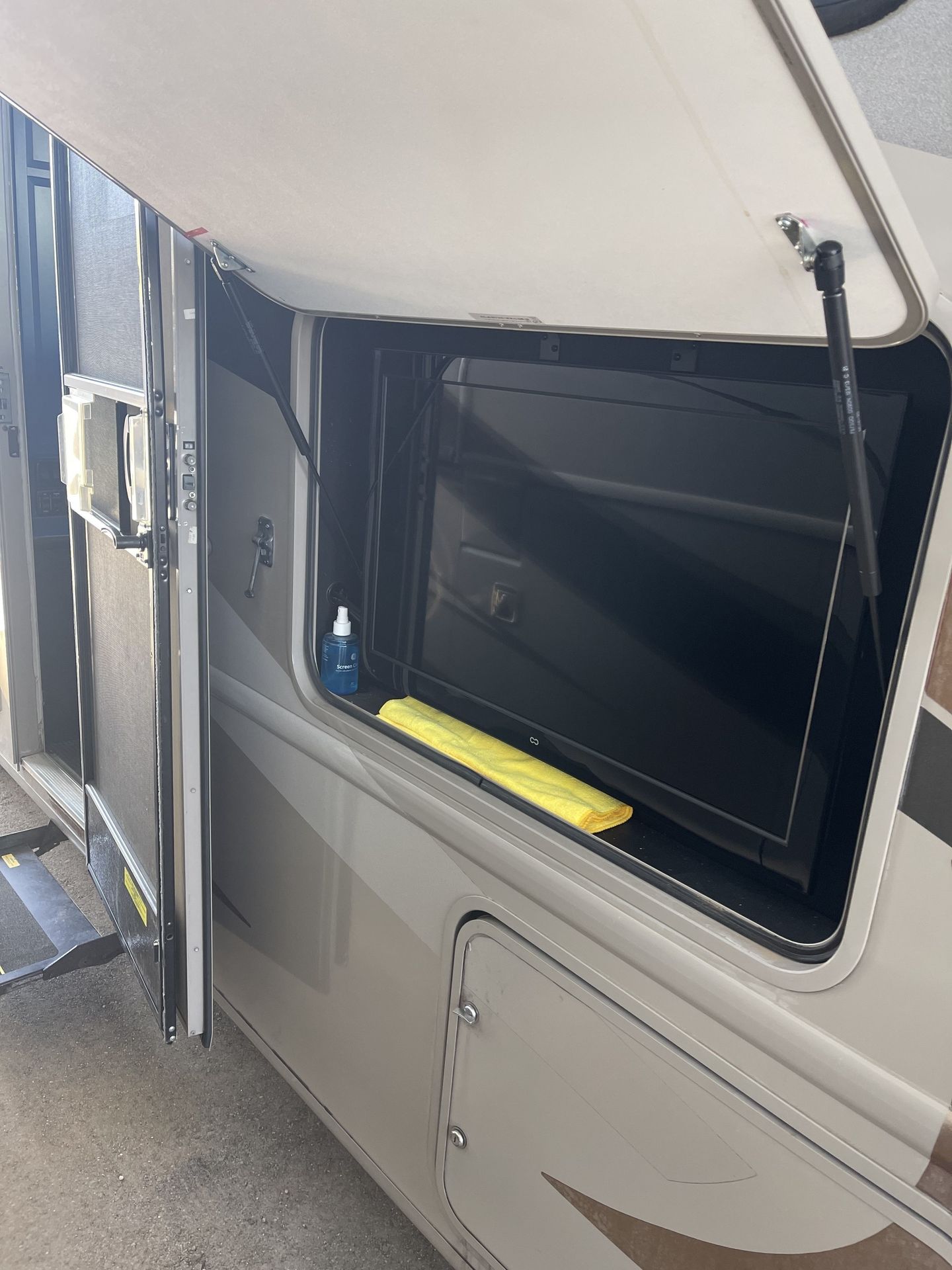 Photo 6 - 2014 Thor Motor Coach Class A Motorhome rental photo 8
