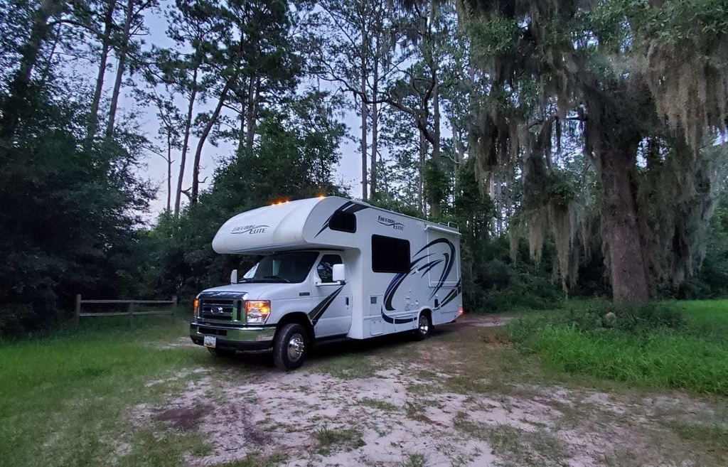 Photo 1 - 2018 Thor Class C Motorhome rental photo 3