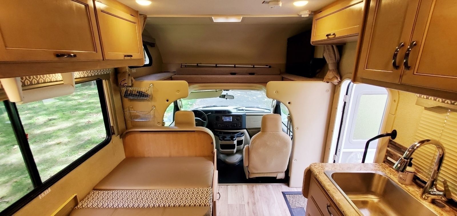Photo 5 - 2018 Thor Class C Motorhome rental photo 7