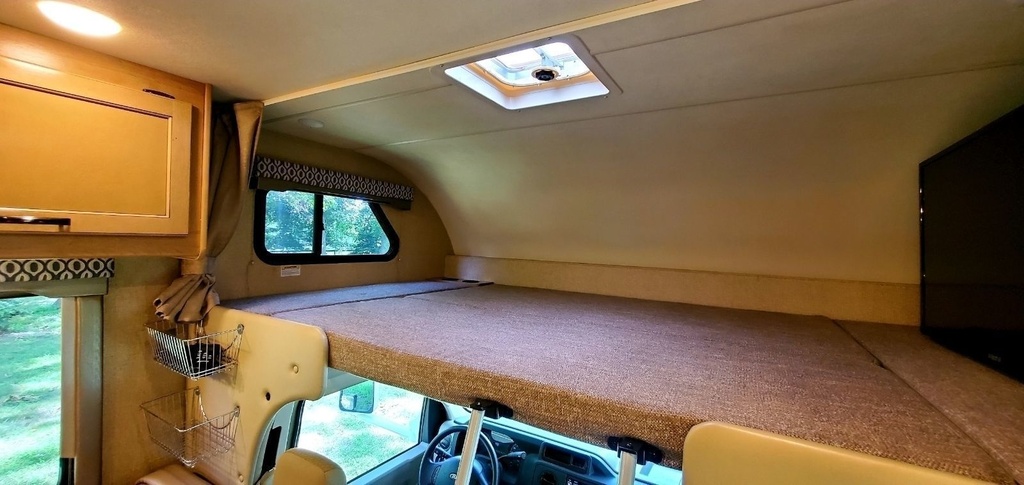 Photo 7 - 2018 Thor Class C Motorhome rental photo 9
