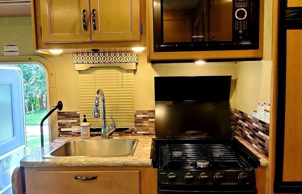 Photo 10 - 2018 Thor Class C Motorhome rental photo 12