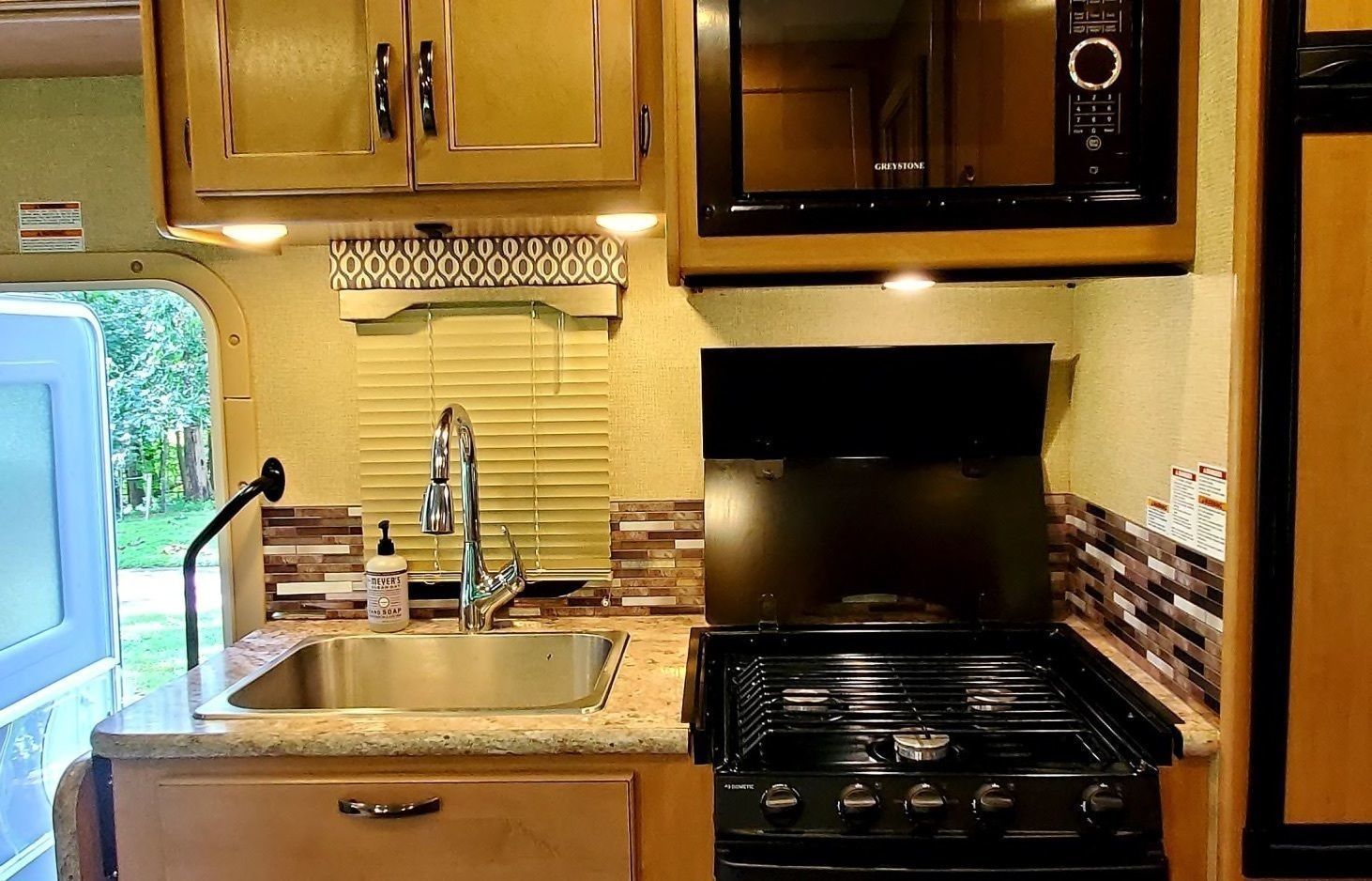 Photo 10 - 2018 Thor Class C Motorhome rental photo 12