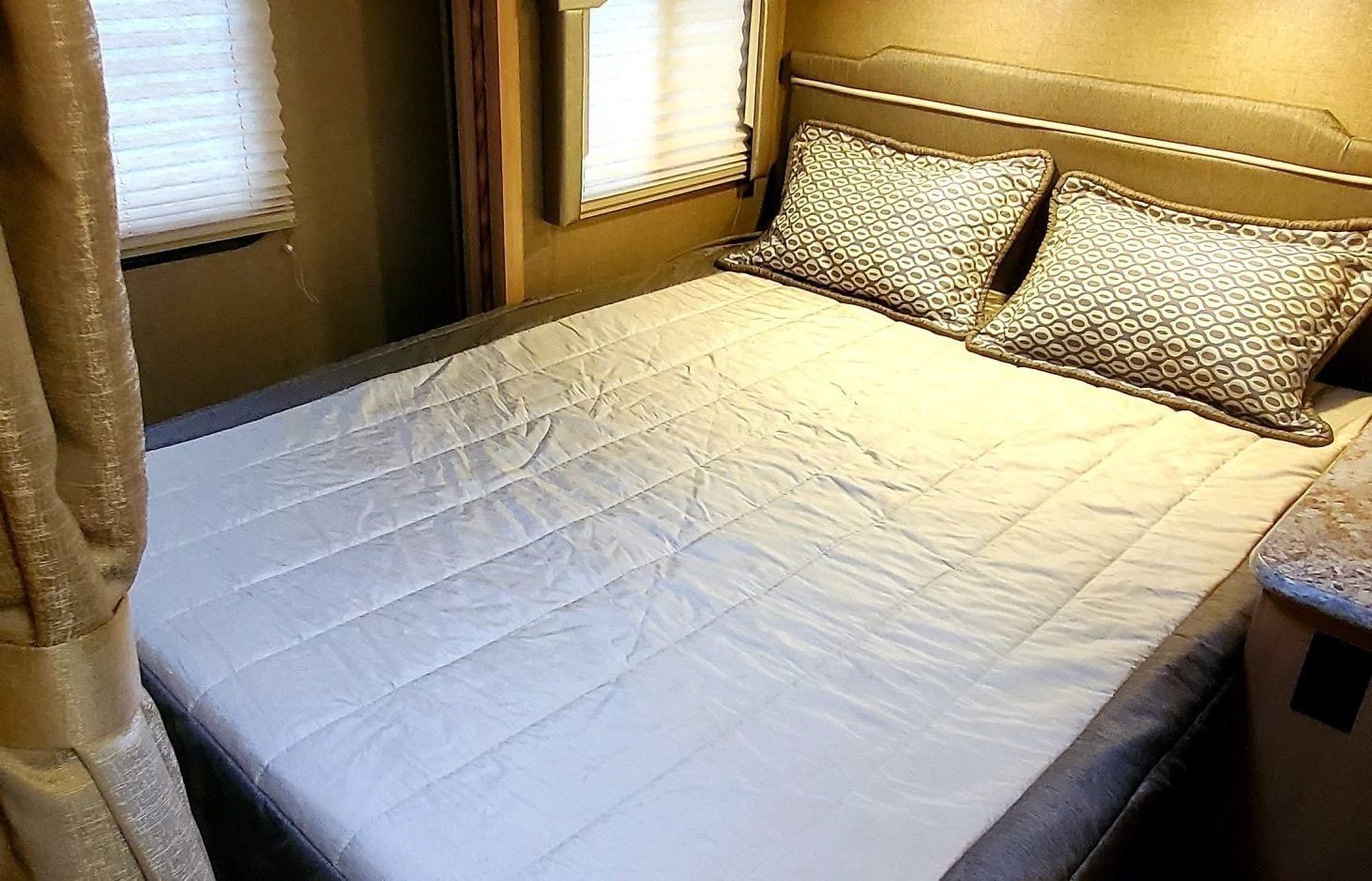 Photo 11 - 2018 Thor Class C Motorhome rental photo 13