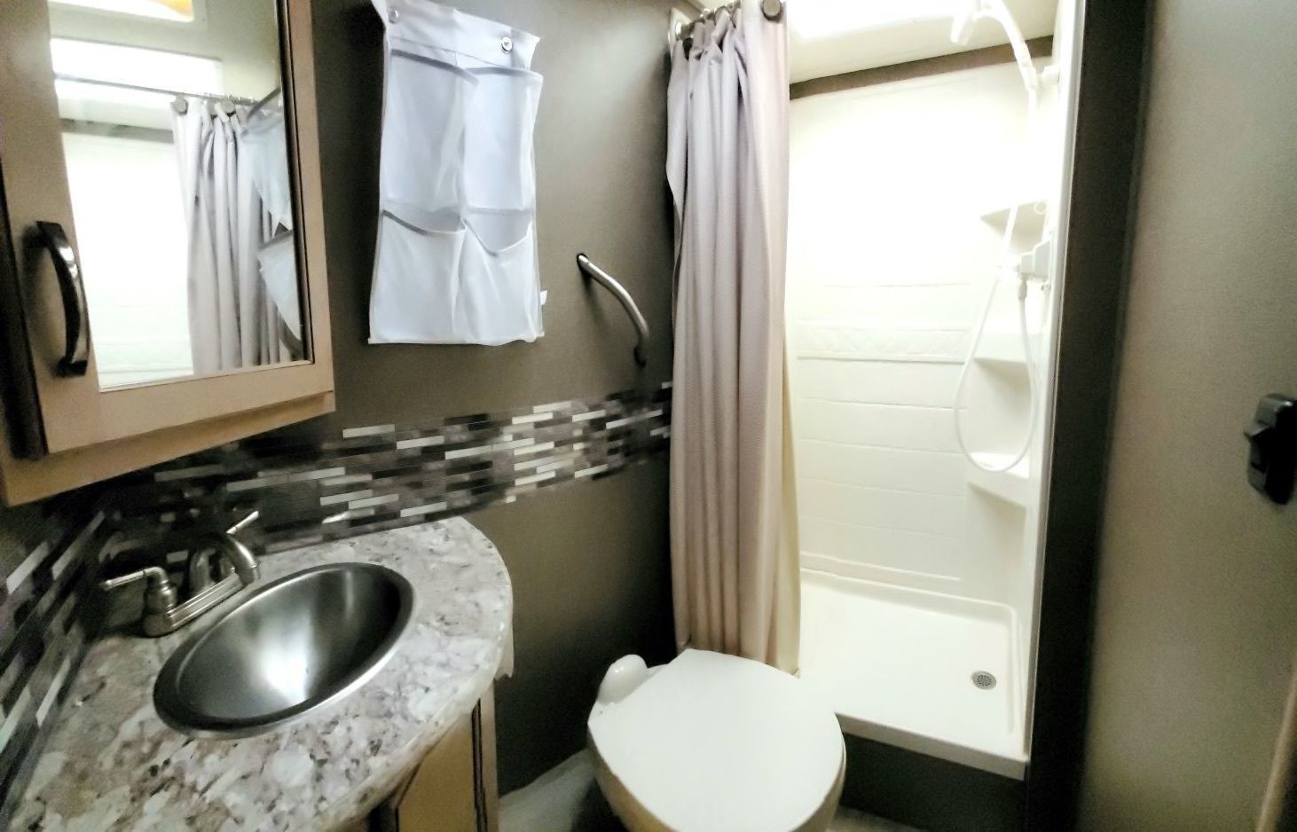 Photo 15 - 2018 Thor Class C Motorhome rental photo 17