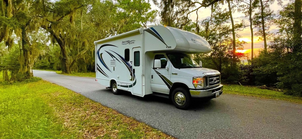 Photo 16 - 2018 Thor Class C Motorhome rental photo 18