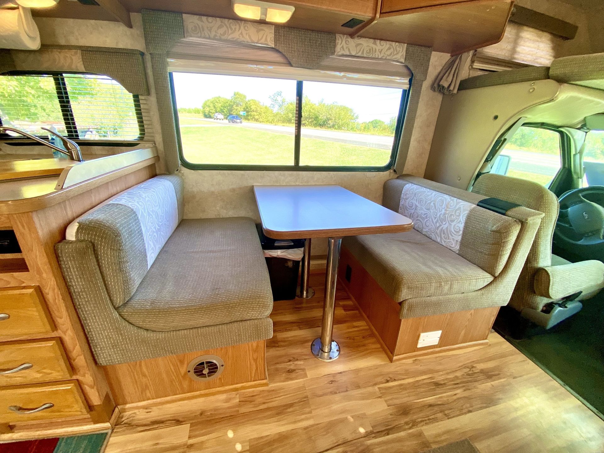 Photo 3 - 2005 Thor Motor Coach Class C Motorhome rental photo 5