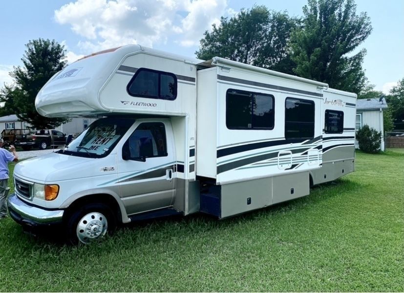 Photo 2 - 2005 Fleetwood Class C Motorhome rental photo 4
