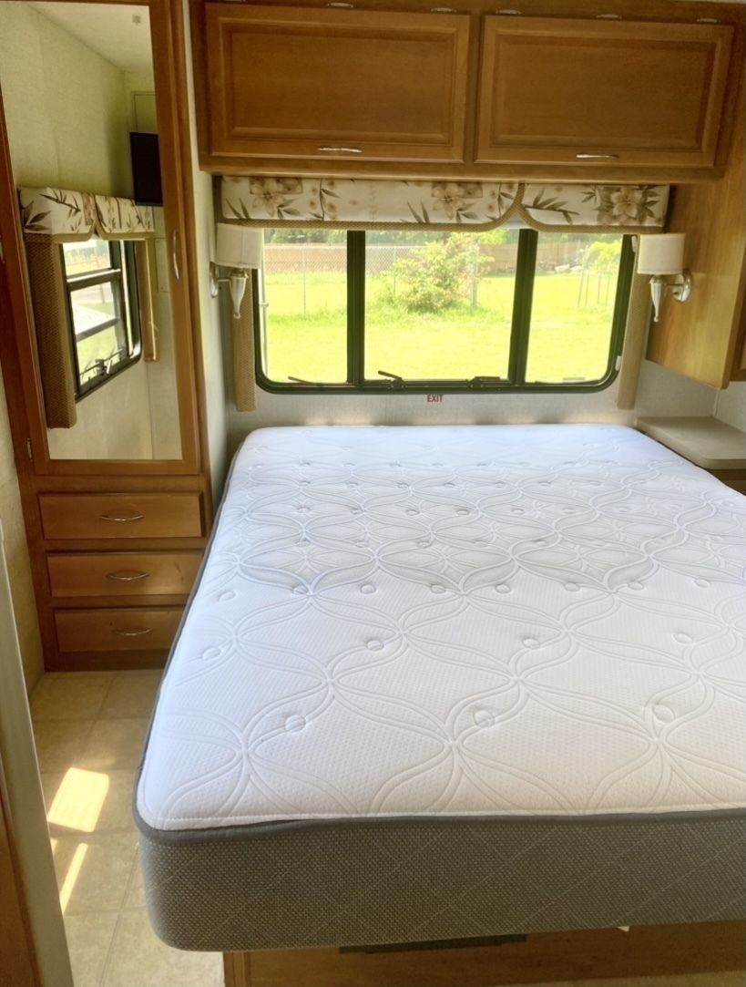 Photo 9 - 2005 Fleetwood Class C Motorhome rental photo 11