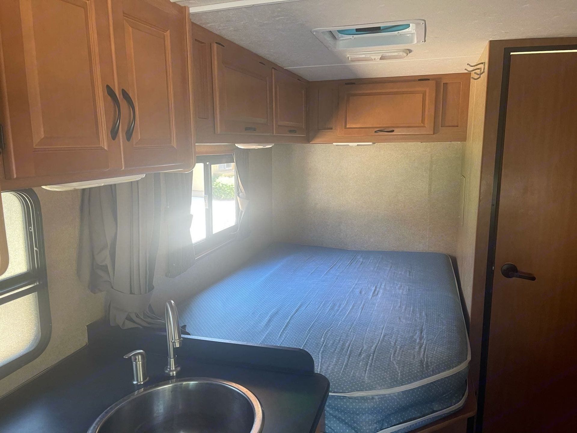 Photo 11 - 2016 Thor Motor Coach Class C Motorhome rental photo 13