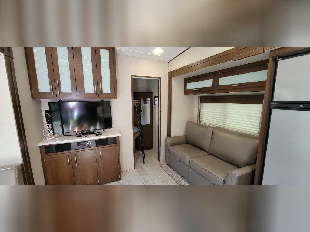 Photo 5 - 2018 Forest River Fifth Wheel rental photo 7