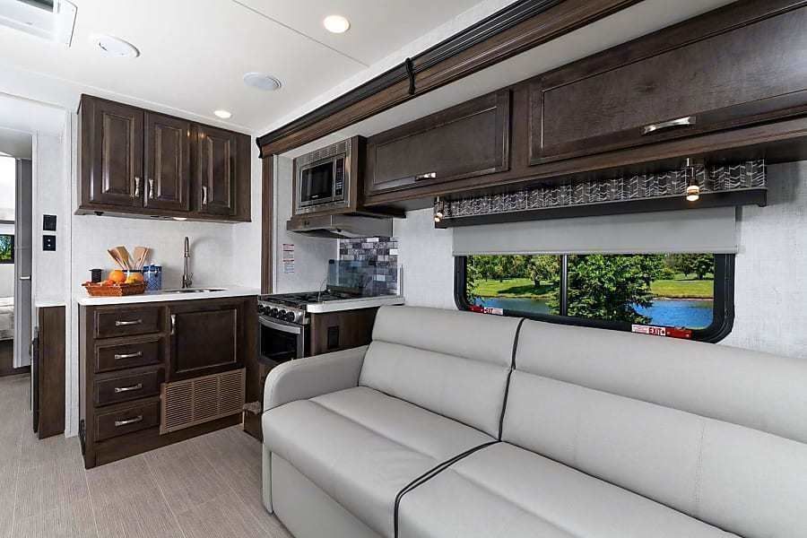 Photo 6 - 2022 Gulfstream Class C Motorhome rental photo 8