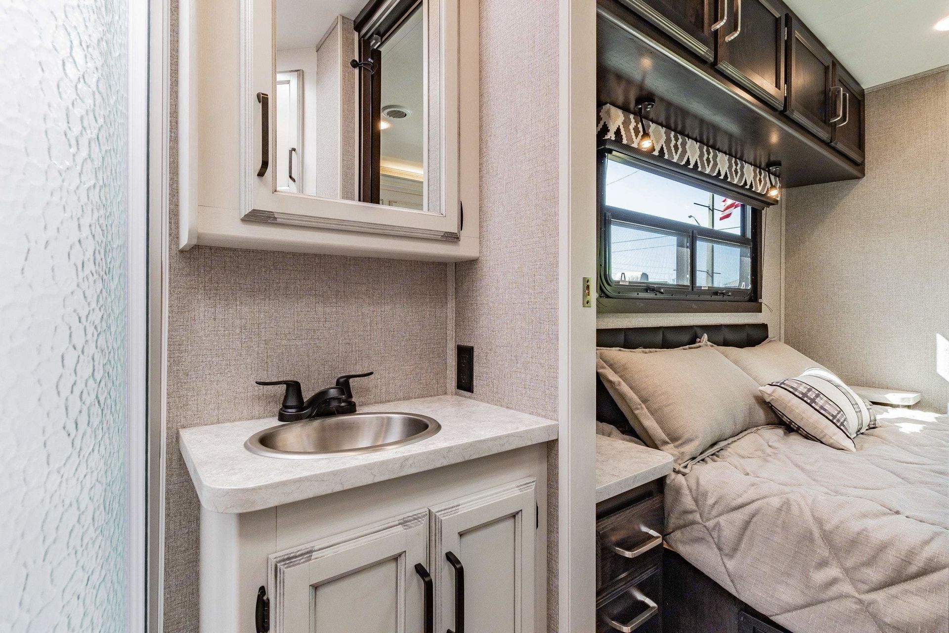Photo 24 - 2022 Jayco Class C Motorhome rental photo 26
