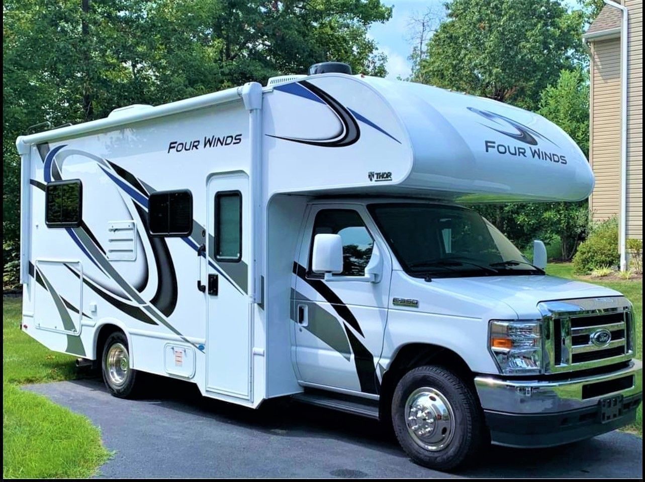 Photo 27 - 2021 Thor Motor Coach Class C Motorhome rental photo 29