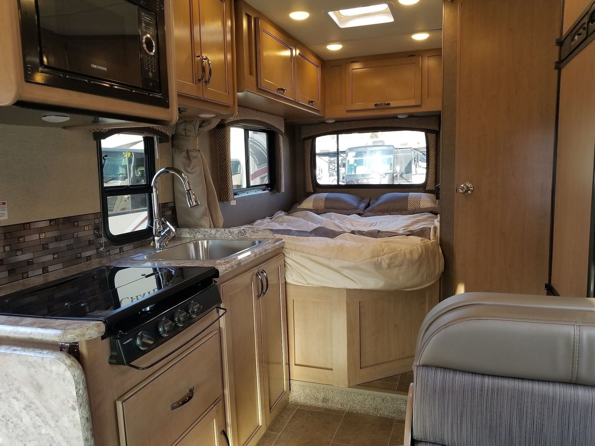 Photo 2 - 2018 Thor Class C Motorhome rental photo 7