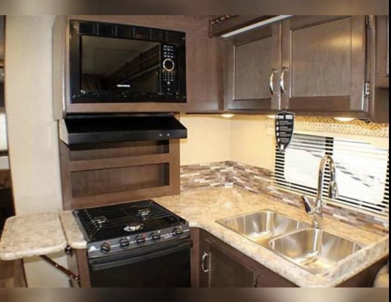 Photo 2 - 2017 Thor Motor Coach Class C Motorhome rental photo 4