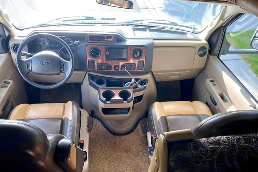 Photo 6 - 2014 Jayco Class C Motorhome rental photo 8