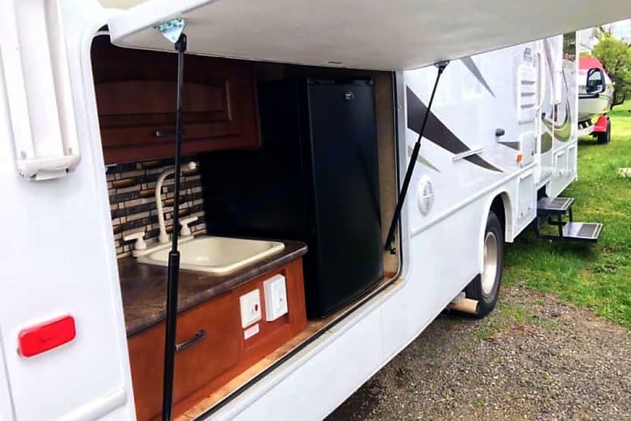 Photo 8 - 2014 Jayco Class C Motorhome rental photo 10
