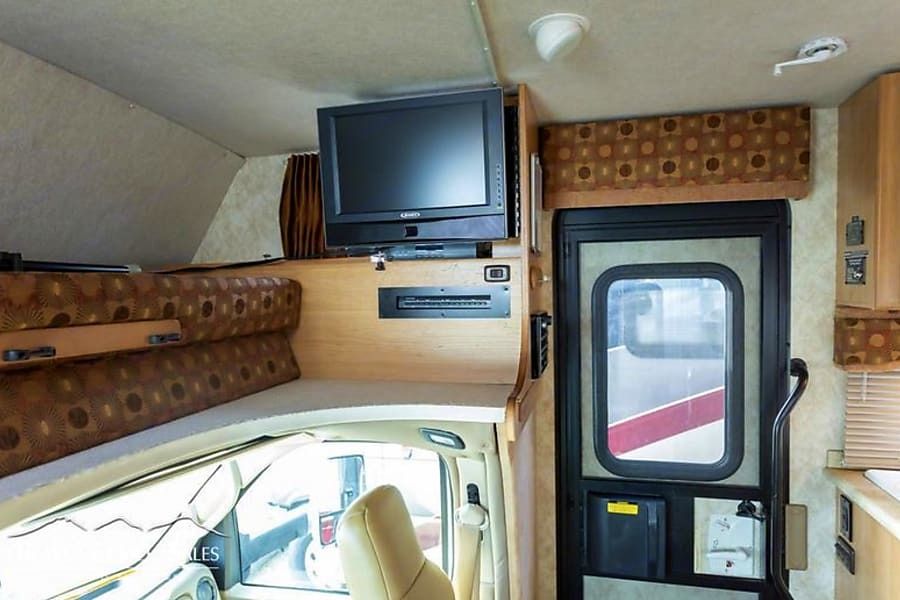 Photo 4 - 2010 Winnebago Class C Motorhome rental photo 6