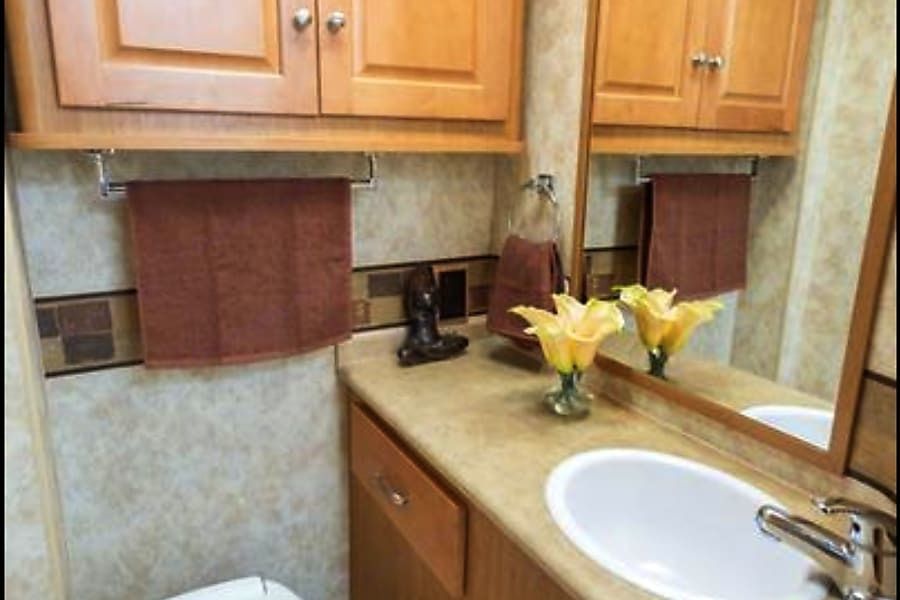 Photo 6 - 2010 Winnebago Class C Motorhome rental photo 8