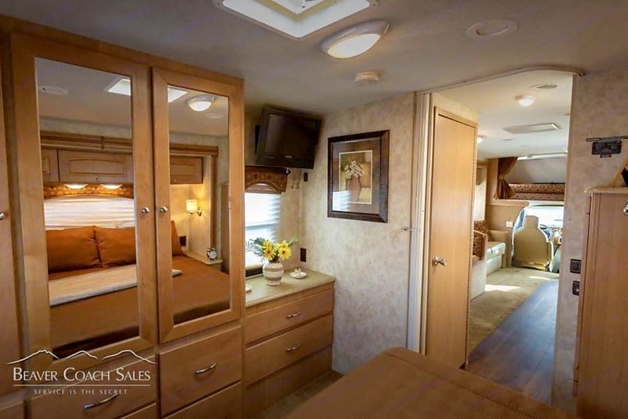 Photo 7 - 2010 Winnebago Class C Motorhome rental photo 9