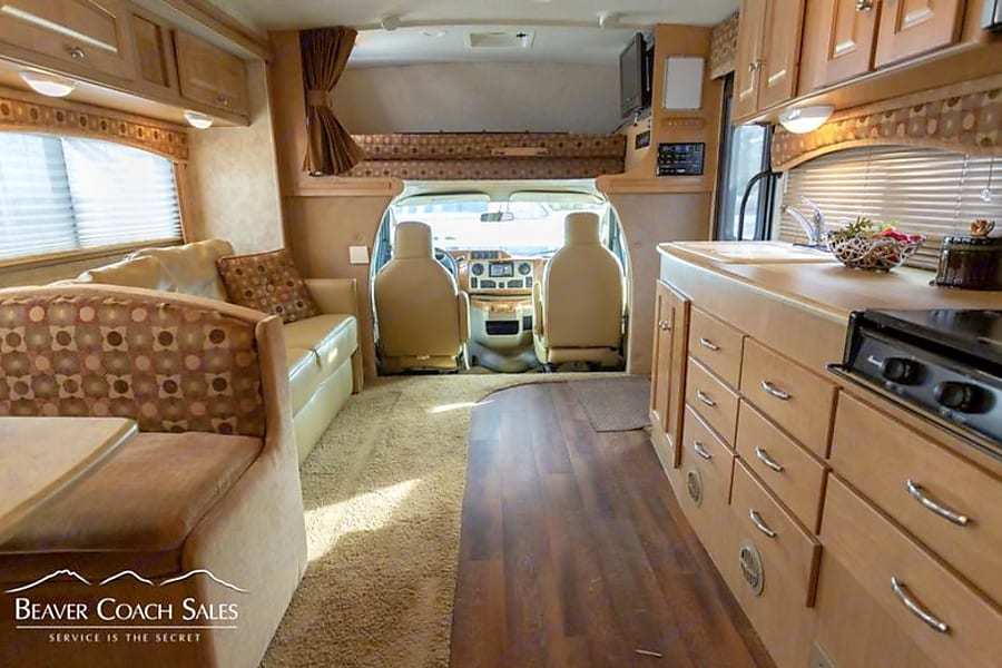 Photo 11 - 2010 Winnebago Class C Motorhome rental photo 13