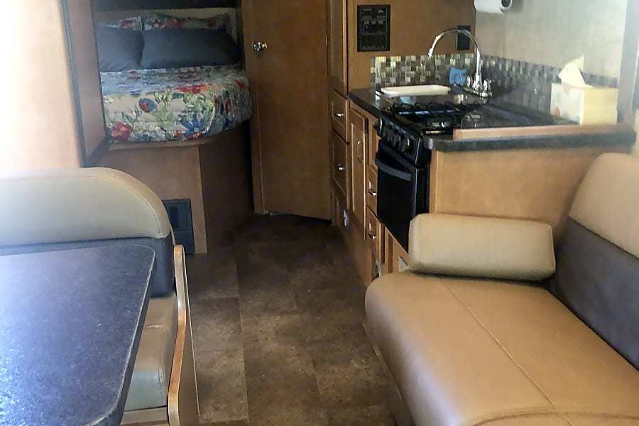 Photo 2 - 1998 Winnebago Class C Motorhome rental photo 4