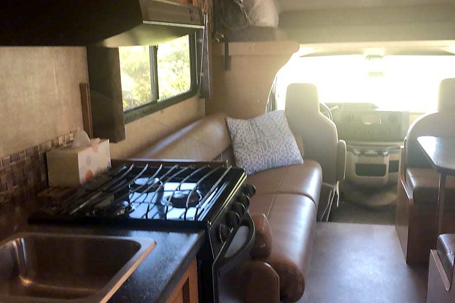 Photo 14 - 1998 Winnebago Class C Motorhome rental photo 16