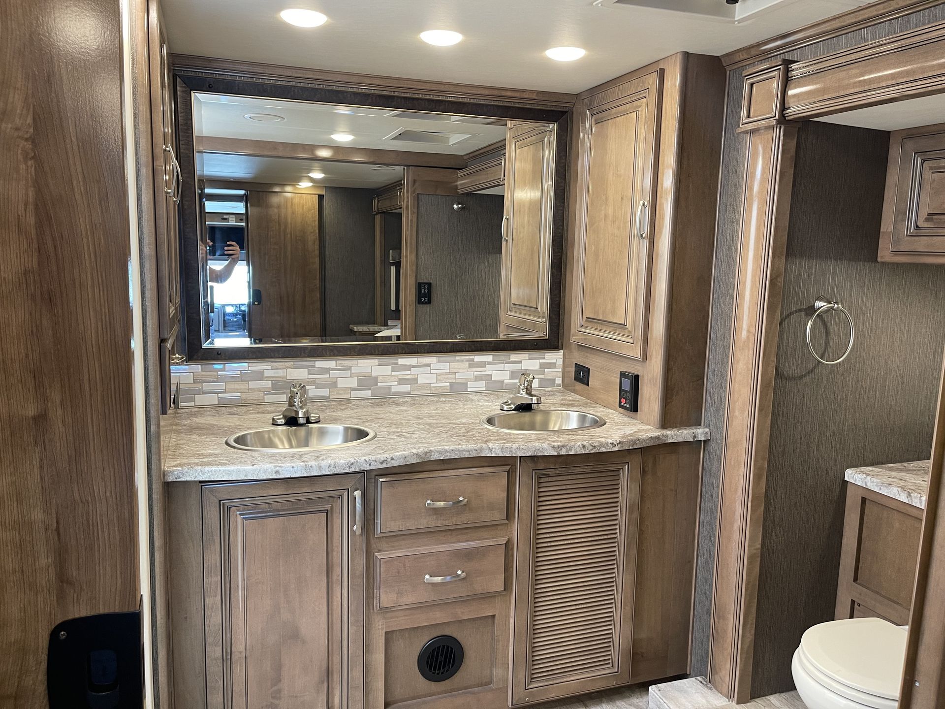 Photo 20 - 2020 Thor Class A Motorhome rental photo 21