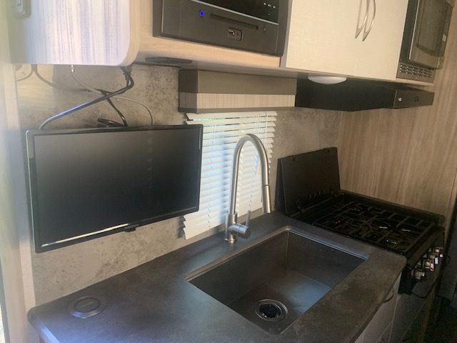 Photo 6 - 2021 Winnebago Micro Minnie Travel Trailer rental photo 8