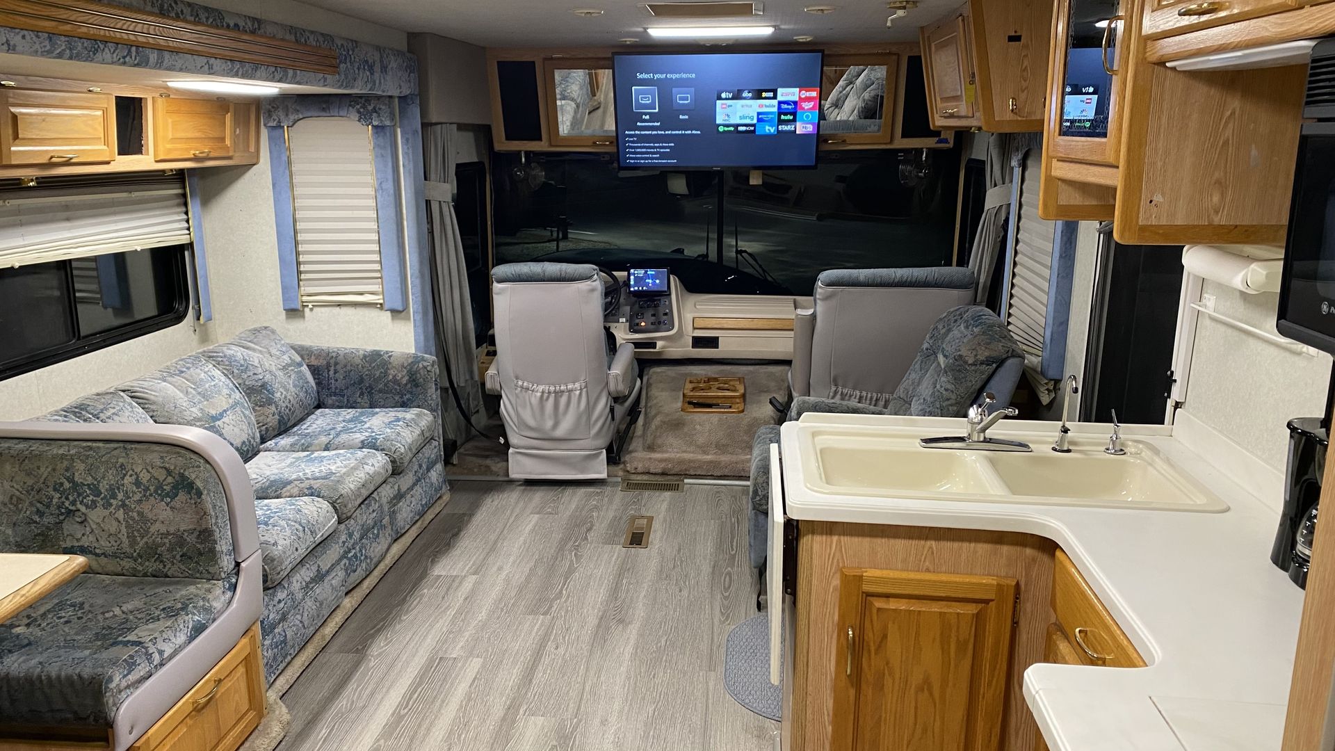 Photo 15 - 1997 National Class A Motorhome rental photo 17