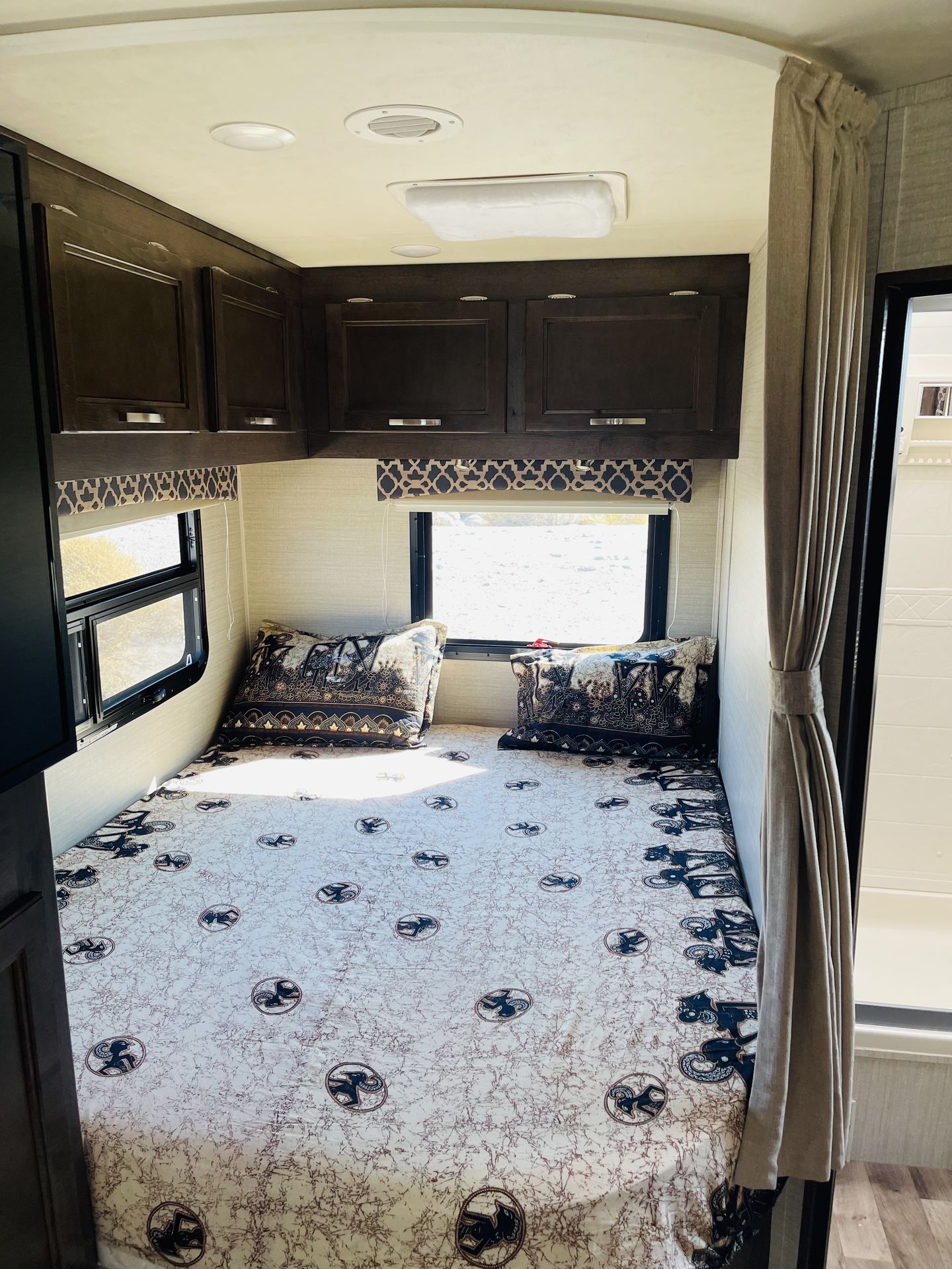 Photo 9 - 2019 Ford Class C Motorhome rental photo 11