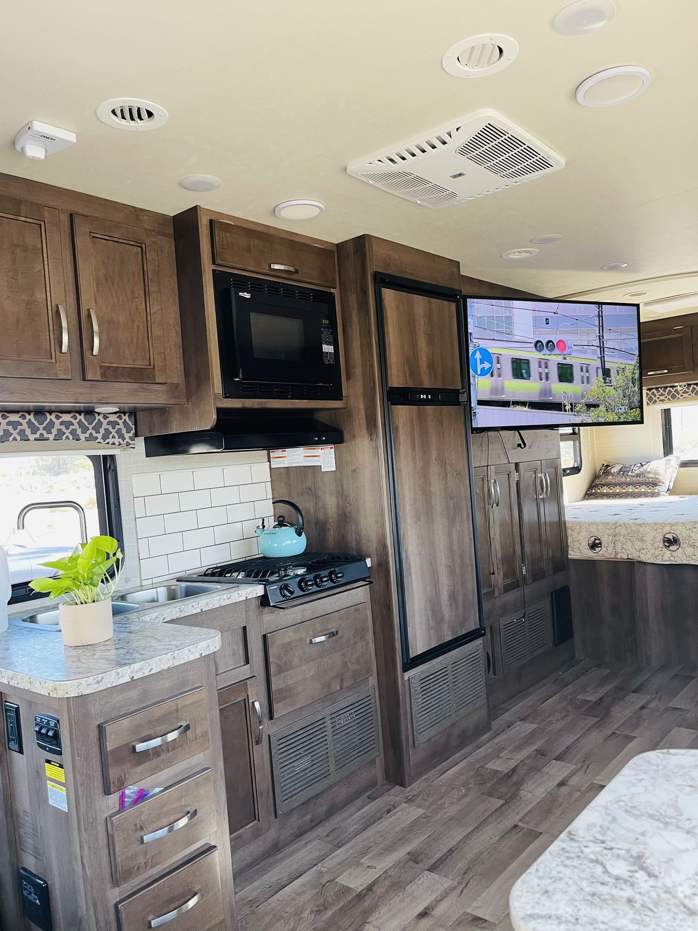 Photo 11 - 2019 Ford Class C Motorhome rental photo 13